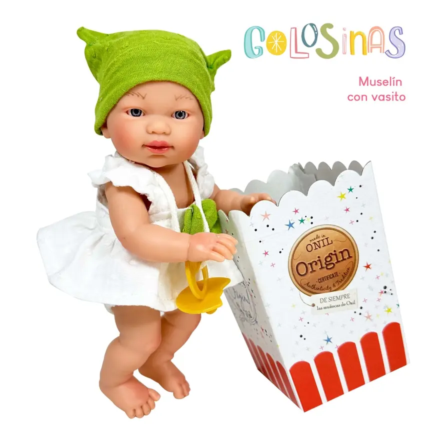 Boneca Golosinas Muselina 22 cm com copinho de pipocas e chupeta, trajada em musselina branca e chapéu verde, aroma de baunilha.